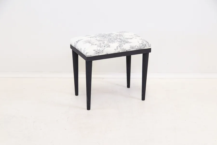 Pall, trä/textil, klädd med "Toile de Jouy"-tyg.