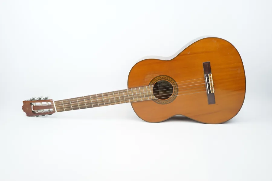 Akustisk gitarr, Yamaha G-230.
