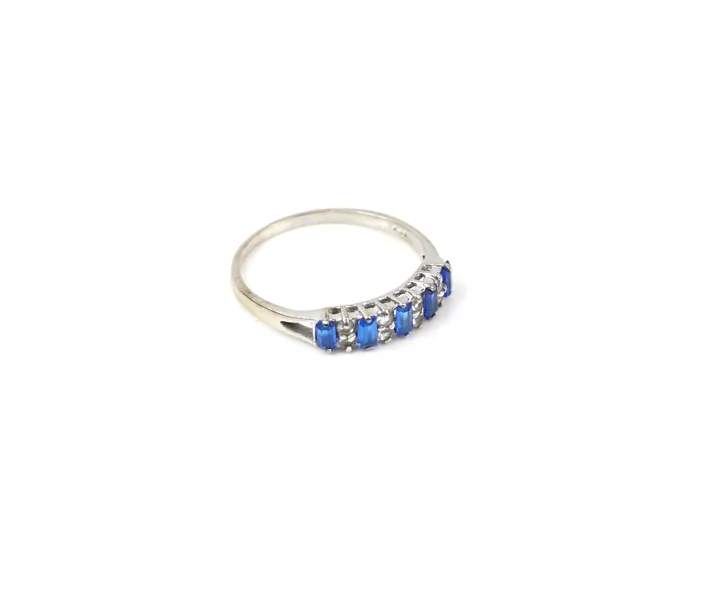Ring , vitt guld 18 K med blå och klara stenar.