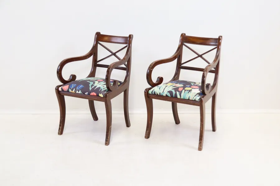 Karmstolar, ett par, mahogny/textil, klädda med "Tulpaner" av Josef Frank, Svenskt Tenn.