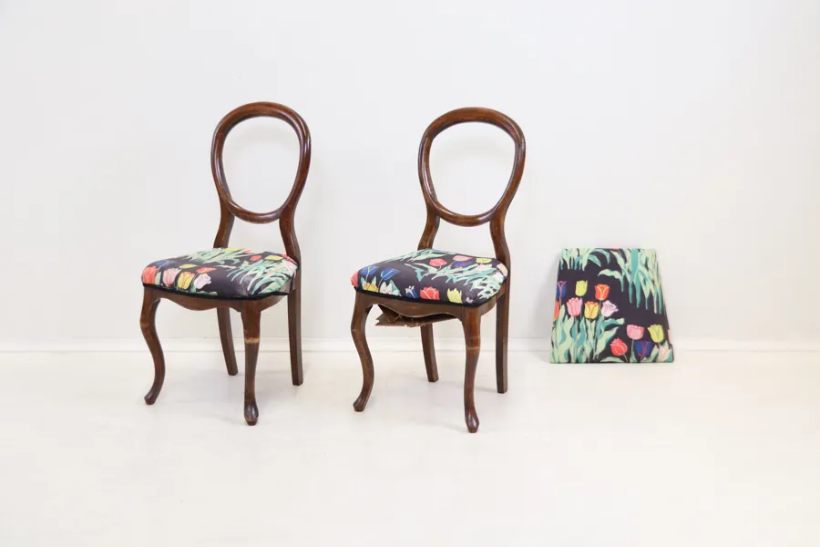 Stolar, ett par, mahogny/textil, klädda med "Tulpaner" av Josef Frank, Svenskt Tenn.
