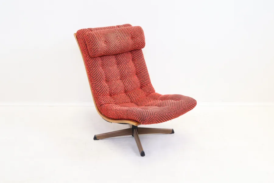 Snurrfåtölj, textil/trä, "Delfin", Göte Möbler.