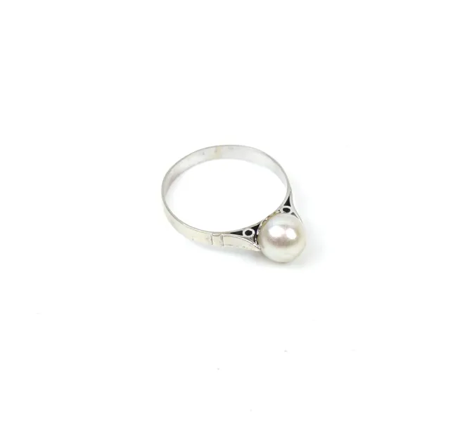 Ring, vitguld 18K med pärla, importstämplad.