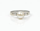 Ring, vitguld 18K med pärla, importstämplad.