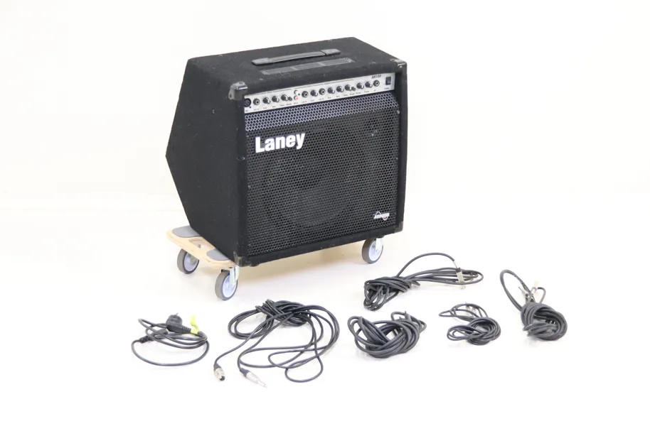 Förstärkare, Laney AH100, samt kablar.
