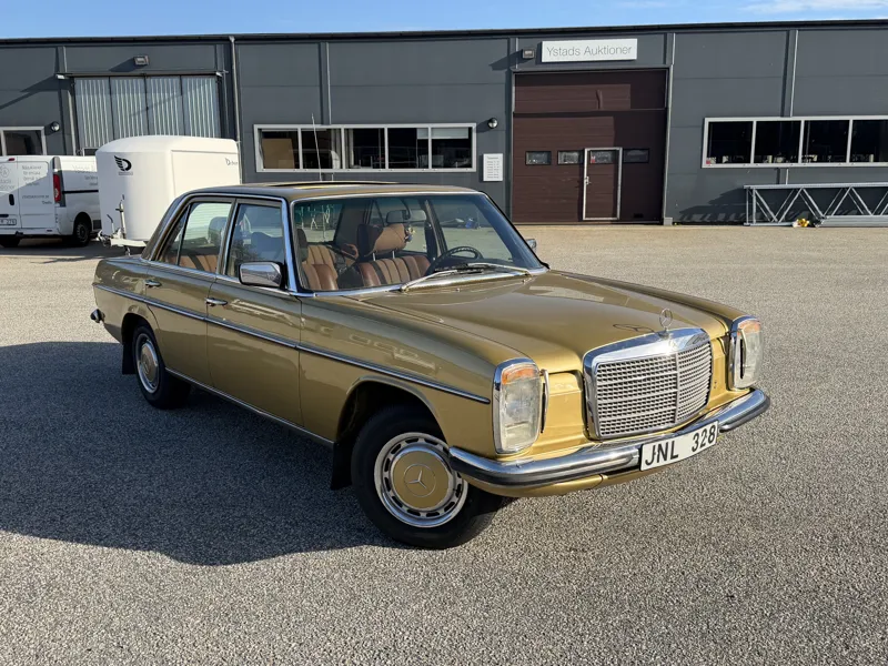 Mercedes-Benz 200/8 W115, sedan, bensin, 1975.