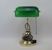 Bordslampa sk. Bankirlampa, mässing/glas, samtida.