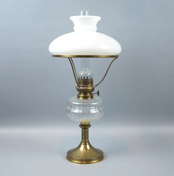 Fotogenlampa, glas/mässing.