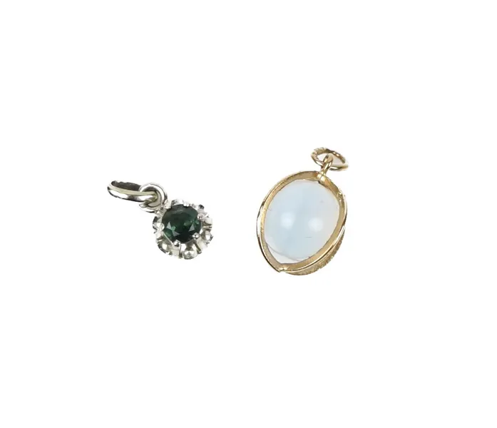 Hänge, 2 st med krysopas och opal, vitt/rött guld 18K.