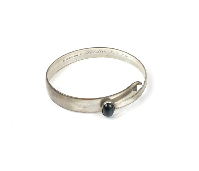 Armring med falköga, öppningsbar, silver.