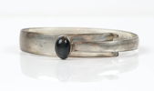 Armring med falköga, öppningsbar, silver.