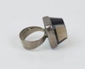 Armlänkar, 2 st med berlocker samt ring med rökfärgad sten, silver.