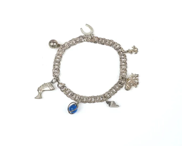 Armlänk, bismark, med berlocker, silver.