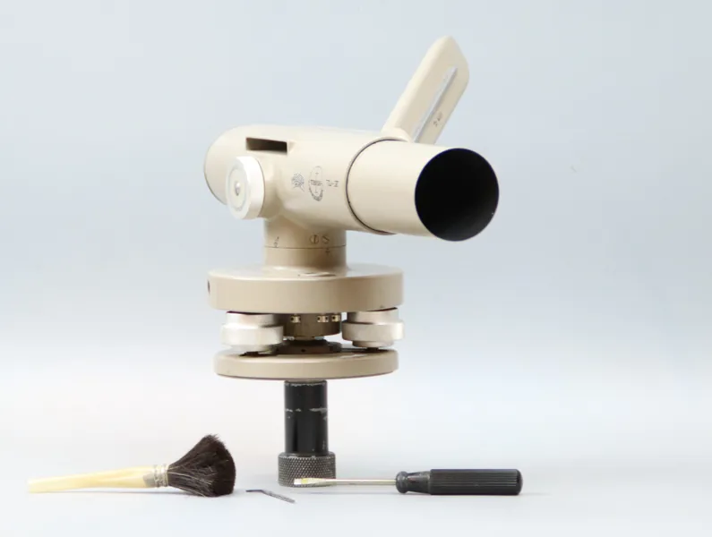 Optiskt avvägningsinstrument, metall, Theis Wolzhausen, Väst-Tyskland.