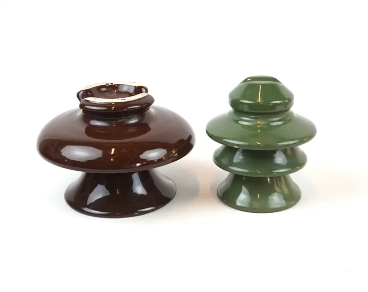 Isolatorer, 2 st, porslin.