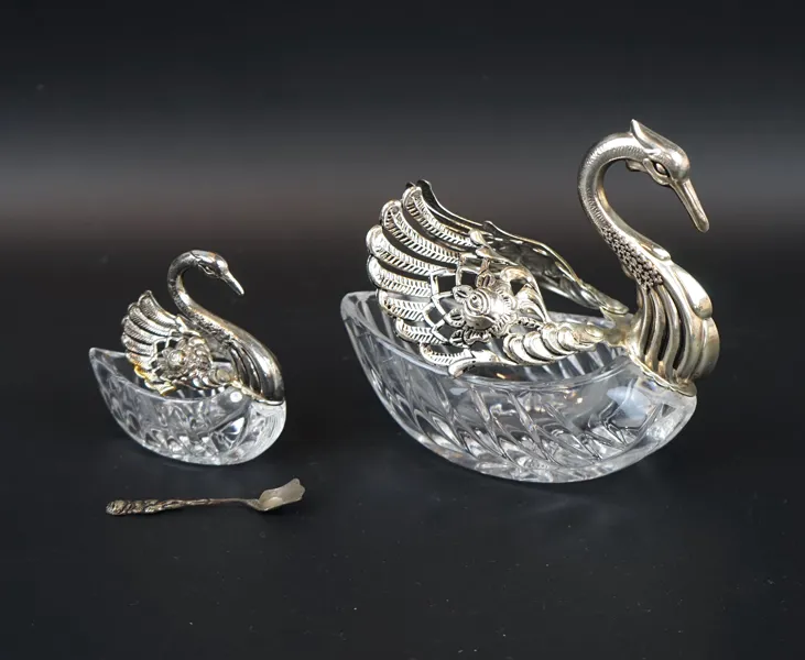 Salt- och smörskål, glas/metall.