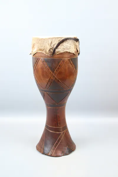 Handtrumma, djembe, trä, skinn.