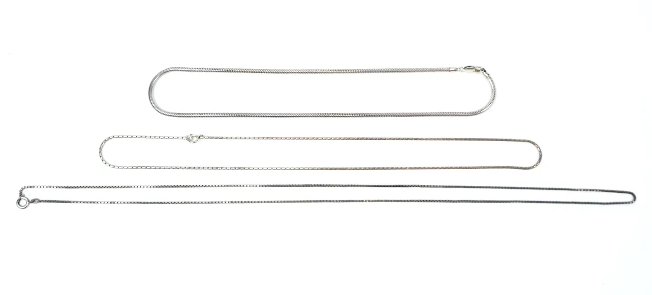 Halskedjor, 3 st, silver, bl.a ormlänk.