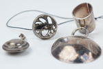 Ringar och hängen, 5 delar, silver, bl.a en parfymflakong som hänge.