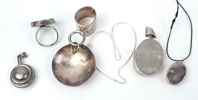 Ringar och hängen, 5 delar, silver, bl.a en parfymflakong som hänge.