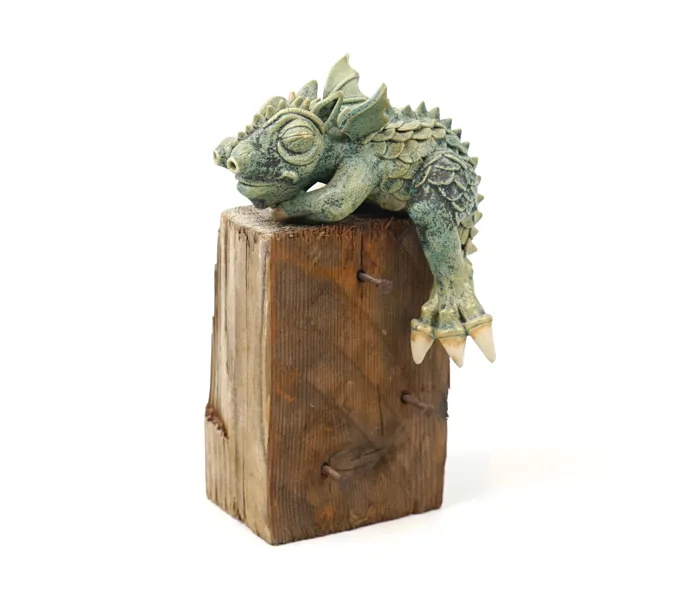 Sanna Eylers, skulptur, keramik på träsockel, osignerad.