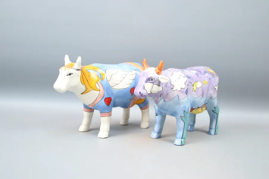 Skulpturer, 2 st, kor, porslin, "Cow parade", 2000-tal.