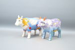 Skulpturer, 2 st, kor, porslin, "Cow parade", 2000-tal.