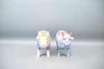 Skulpturer, 2 st, kor, porslin, "Cow parade", 2000-tal.