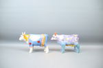 Skulpturer, 2 st, kor, porslin, "Cow parade", 2000-tal.