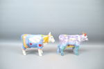Skulpturer, 2 st, kor, porslin, "Cow parade", 2000-tal.