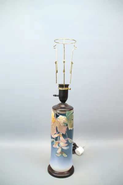 Bordslampa, porslin/trä, senjugend.