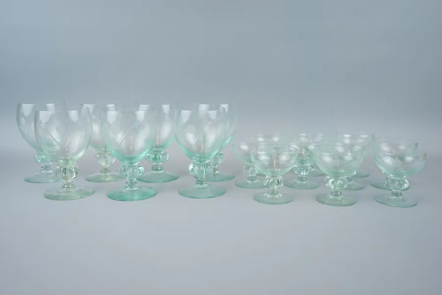 Vinglas och likörglas, 7+10 st, gröntonat glas, etsad dekor, Trelleborg, 1900-tal.