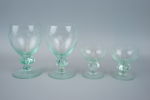 Vinglas och likörglas, 7+10 st, gröntonat glas, etsad dekor, Trelleborg, 1900-tal.