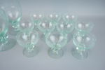 Vinglas och likörglas, 7+10 st, gröntonat glas, etsad dekor, Trelleborg, 1900-tal.