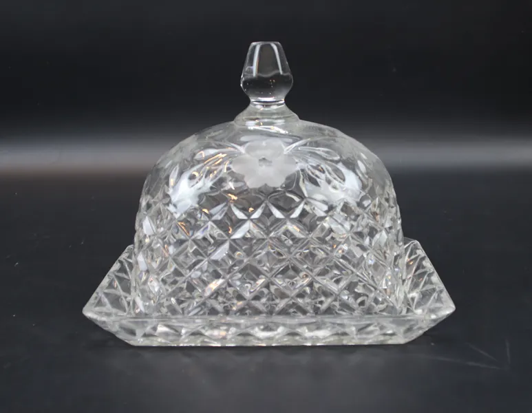 Ostkupa med fat, glas, 1900-tal.
