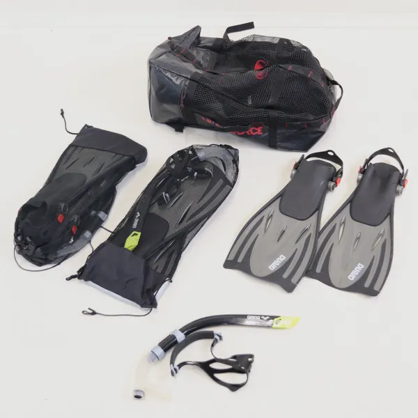 Simfötter, 3 par, 3 st snorklar, 1 par simglasögon samt väska.