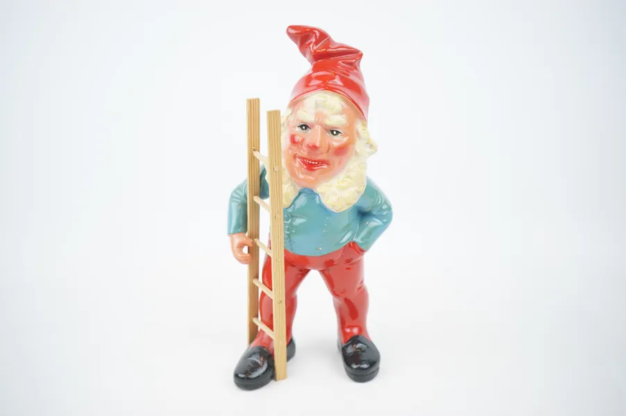 Tomte, terrakotta/trä.