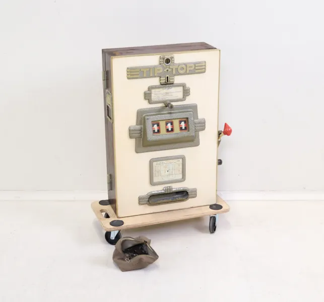 Spelautomat, trä/metall,"Tip Top", med poletter.