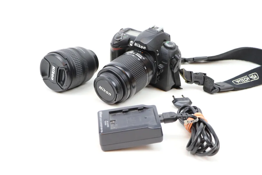 Nikon D70s, systemkamera med extra objektiv och tillbehör.