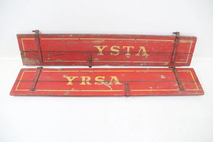 Skyltar, 2 st, "Yrsa" och "Ysta", trä.