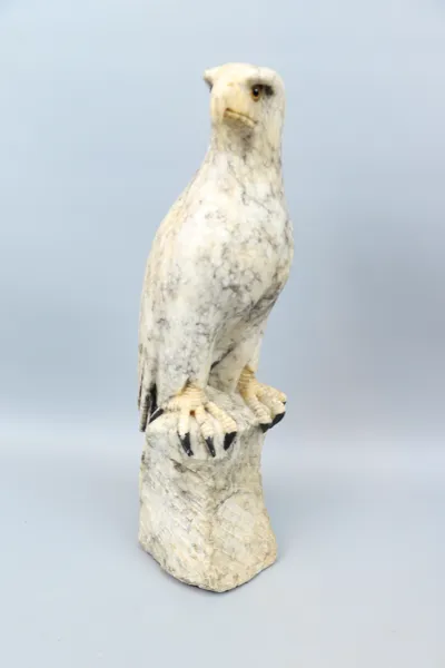 Skulptur, rovfågel, alabaster, 1900-tal.