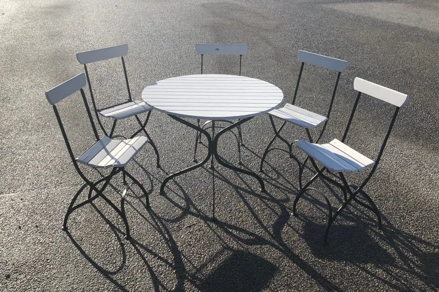 Cafégrupp, bord och stolar, 6 delar, trä/metall.
