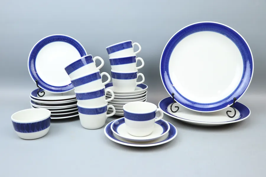 Hertha Bengtson, kaffeservis, 19 delar, samt 2 tallrikar, porslin, "Koka", Rörstrand.