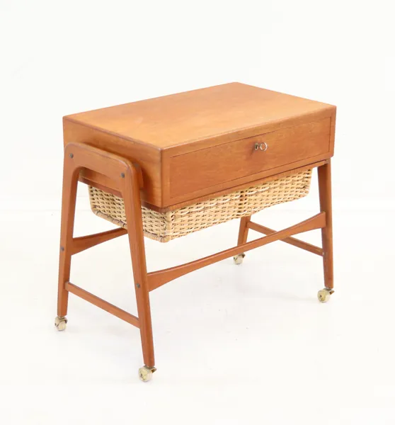 Sybord med förvaring, på hjultrissor, teak, 1900-talets andra hälft.