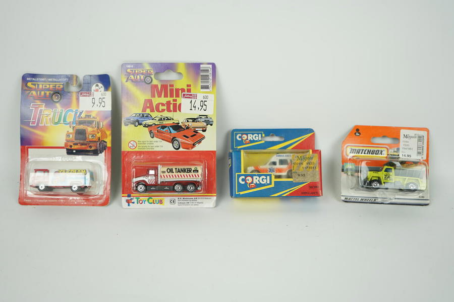 Leksaksbilar, 4 st, metall, bl.a Corgi och Matchbox.